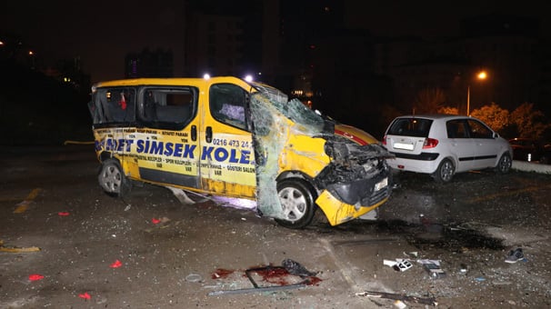 Maltepe’de midibüs otobüs durağına daldı