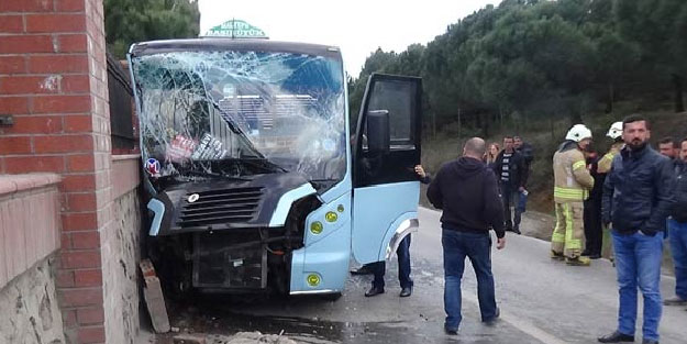 Maltepe'de minibüs duvara çarptı! Yaralılar var
