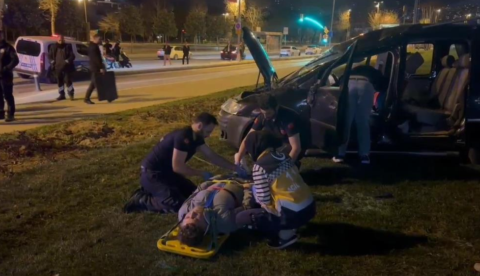 Maltepe'de minibüs takla attı: 4 yaralı