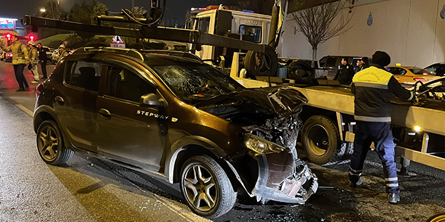 Maltepe'de minibüse çarpan otomobildeki 4 kişi yaralandı
