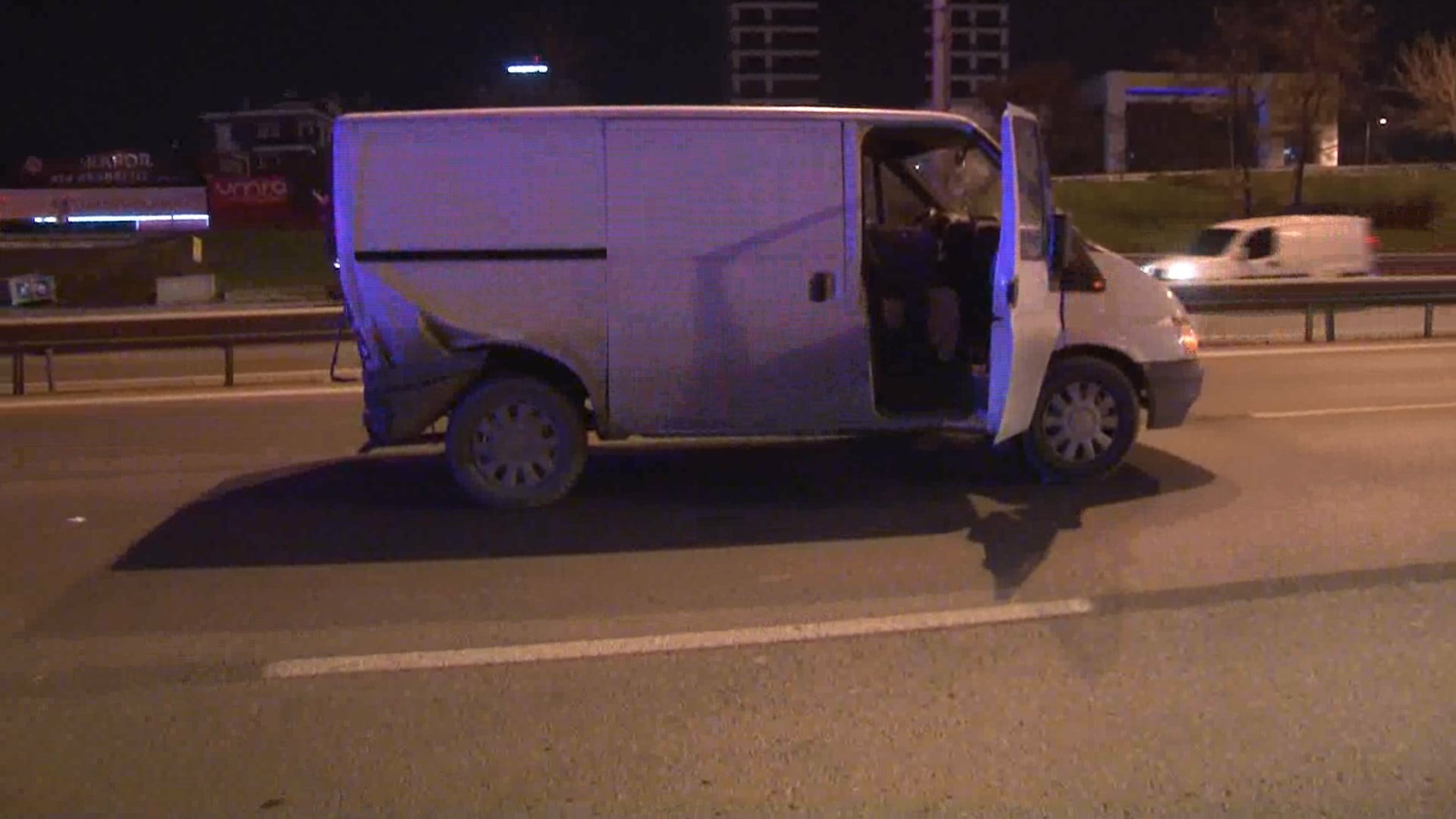 Maltepe'de otomobil minibüse arkadan çarptı: 4 yaralı