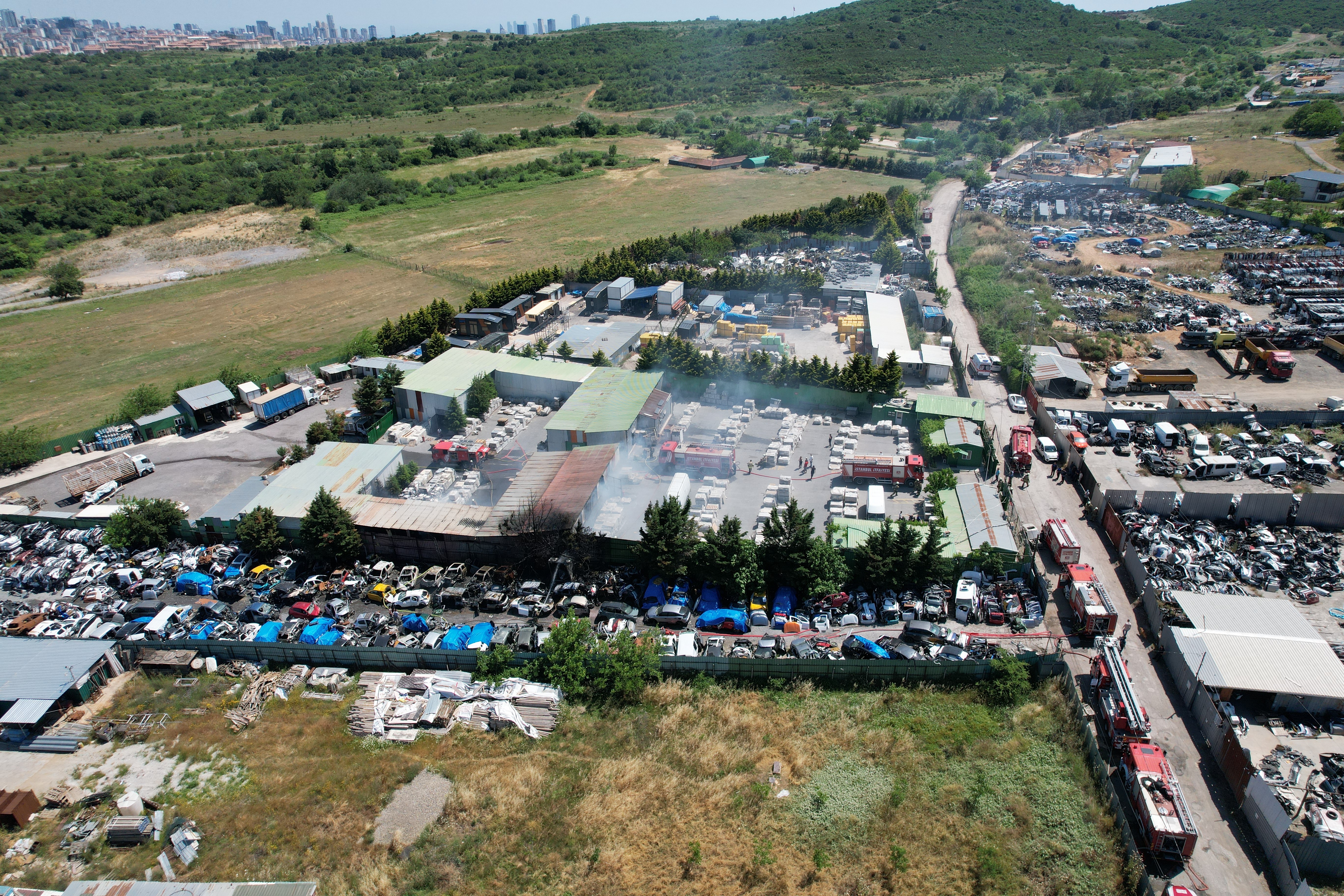 Maltepe'de seramik deposunda çıkan yangın hurdalık alana sıçradı
