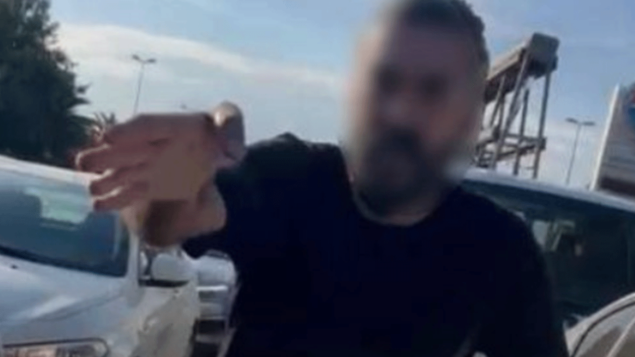 Maltepe'de trafikte dehşet: Maganda çocuklarının yanında anneye saldırdı!