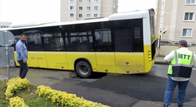 Maltepe'de yol çöktü, İETT otobüsü çukura düştü