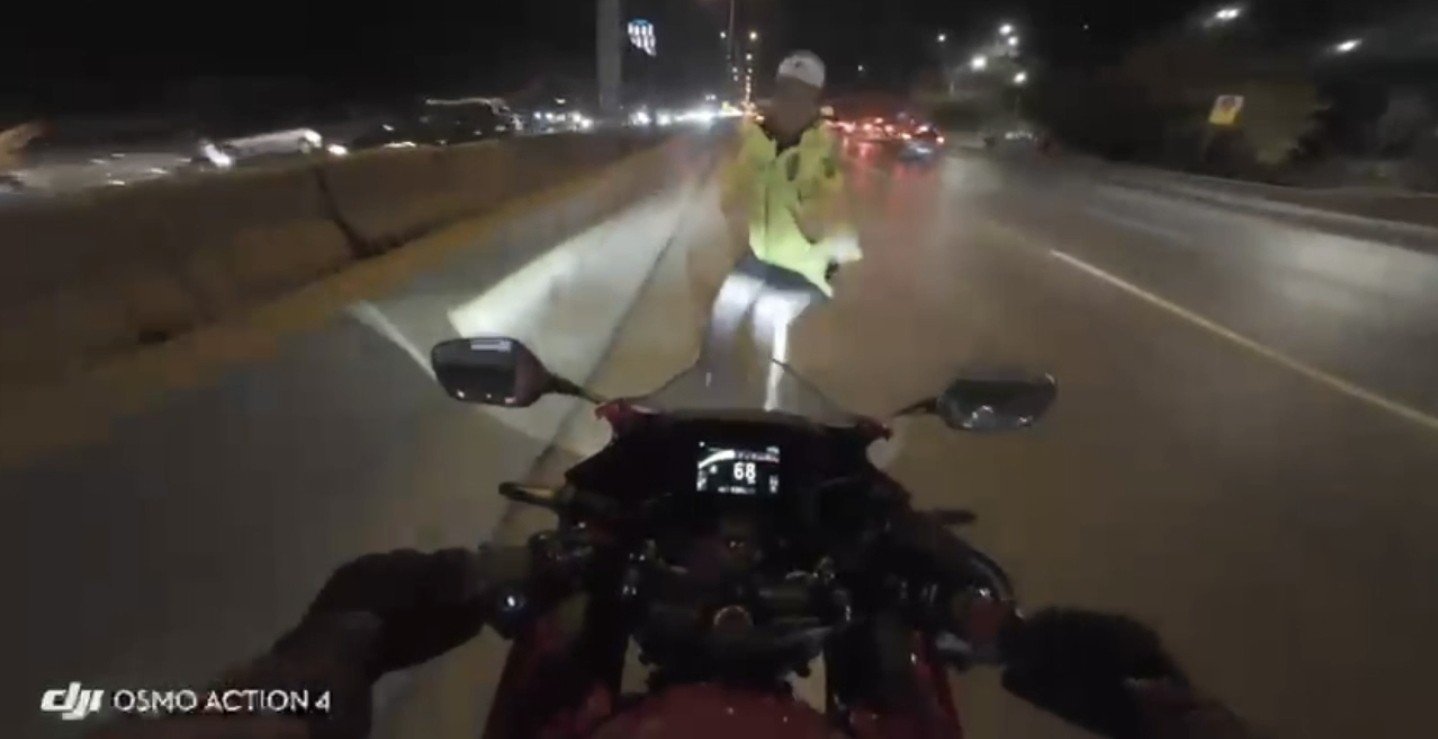 Maltepe’de zincirleme kaza! Trafik polisine çarptığı anı kaydetti