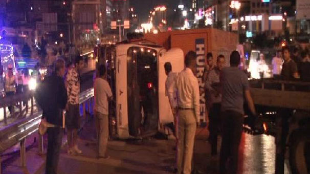 Maltepe'de zincirleme trafik kazası: 1'i ağır 4 kişi yaralı