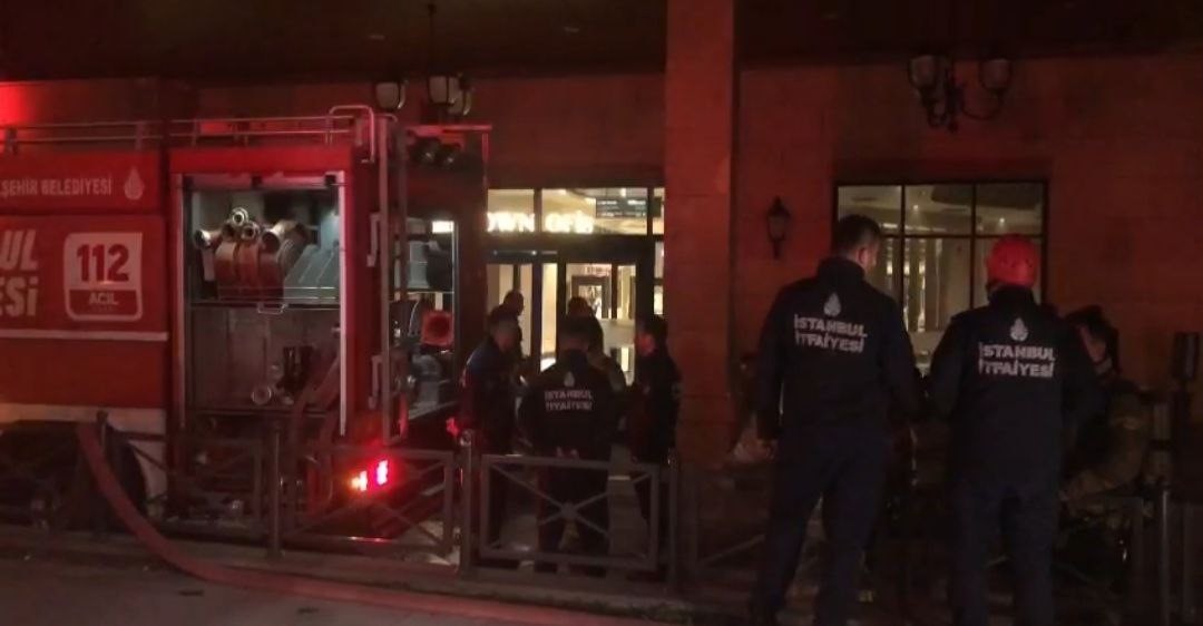 Maltepe'deki bir AVM'nin oyun parkında çıkan yangın paniğe neden oldu.