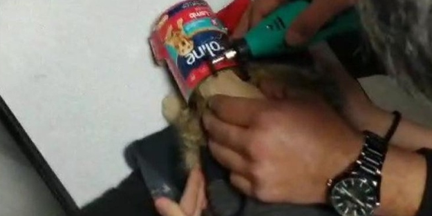 Mama kutusuna sıkışan kediyi itfaiye kurtardı