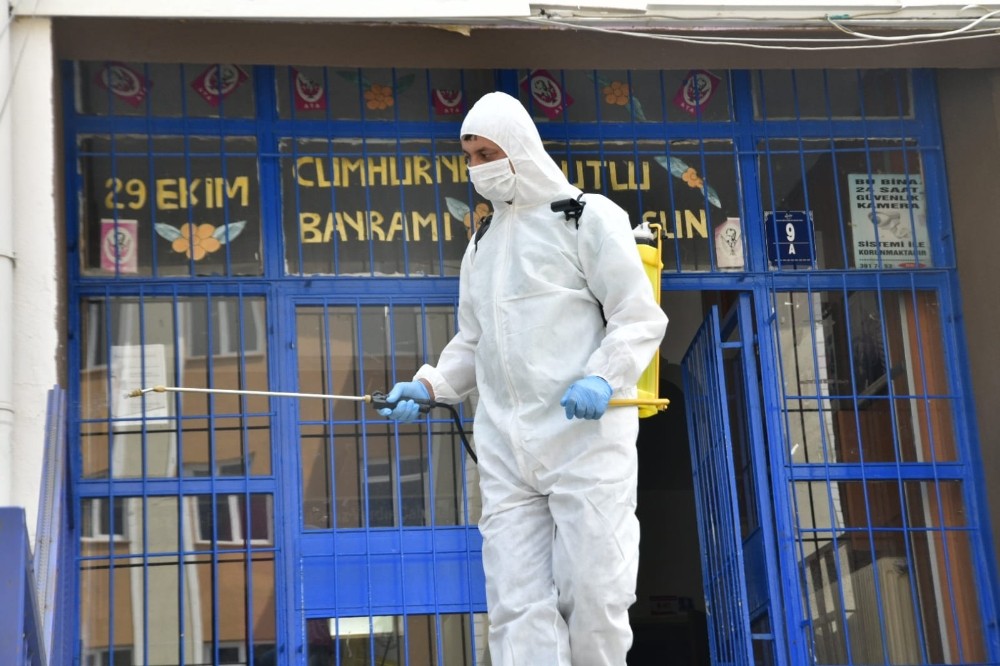 Mamak Belediyesi sınav öncesi okulları dezenfekte ediyor 