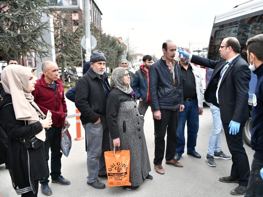 Mamak Belediyesi vatandaşların ateşini ölçüyor 