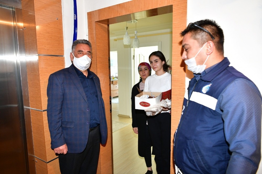 Mamak Belediyesinden evden çıkamayan kıza doğum günü sürprizi 