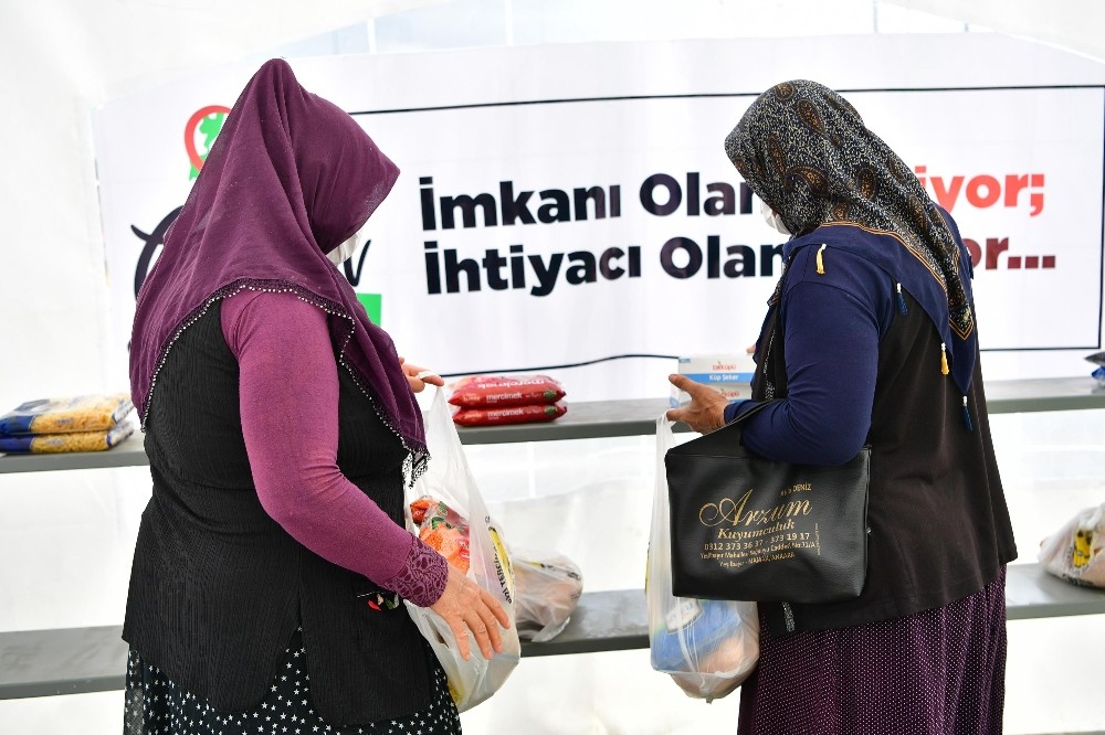 Mamak ekmeğini paylaşıyor 