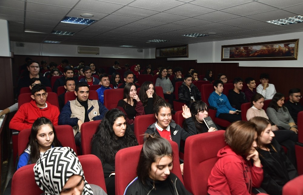 Mamaklı gençler yazarlarla buluşmaya devam ediyor 