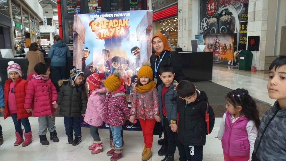 Mamaklı miniklerin sinema keyfi 