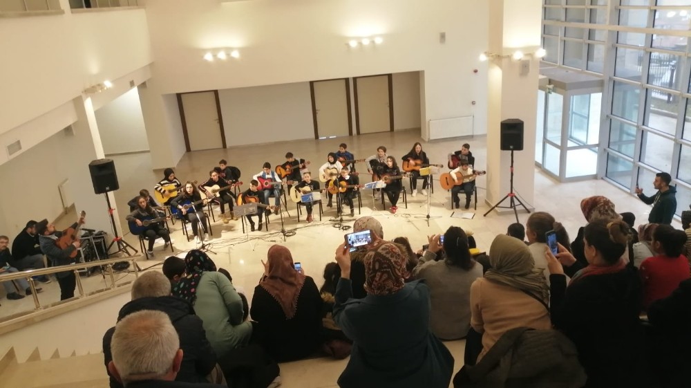 Mamak’ta kursiyerlerden gitar konseri 