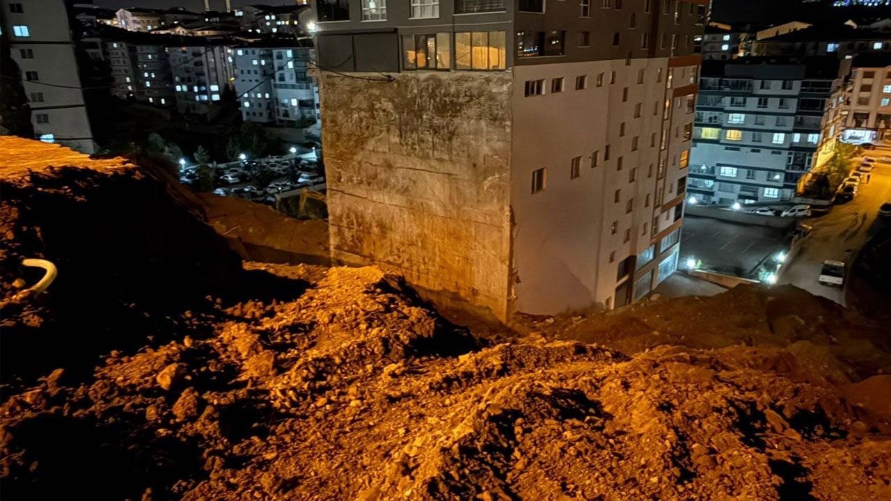 Mamak’ta yürekler ağızlara geldi! İstinat duvarı yıkılan 17 katlı bina boşaltıldı