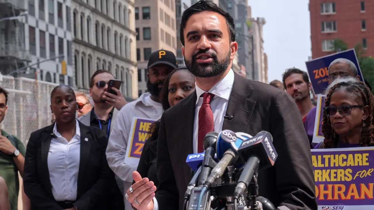 Mamdani, Kur’an-ı Kerim üzerine el basarak göreve başladı