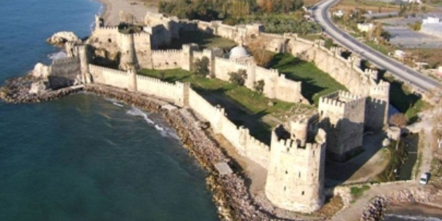 Kaleden 500 yıllık topu çaldılar!