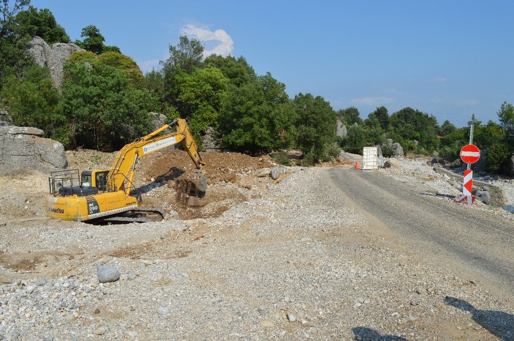 Manavgat Ballıbucak’da köprü bakım çalışması 
