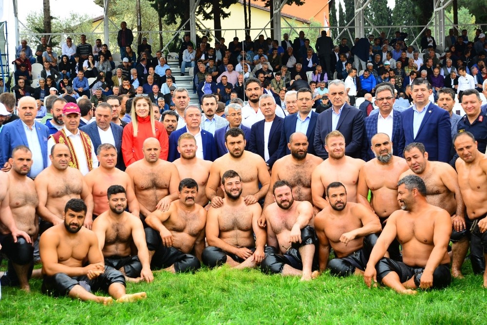 Manavgat Belediyesi Yağlı Güreşlerinde Başpehlivan Serhat Gökmen oldu 
