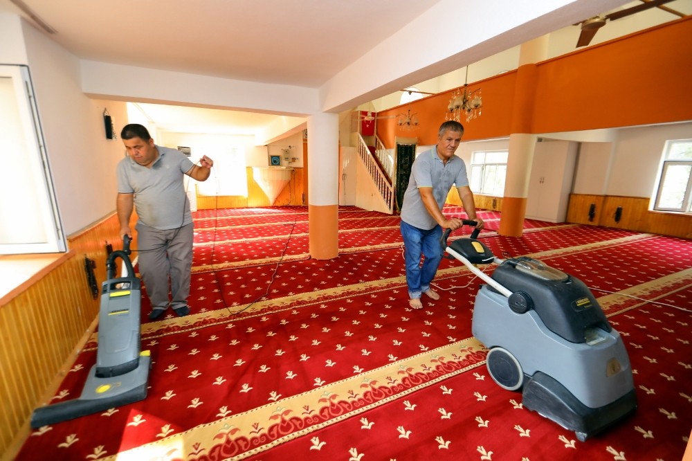Manavgat Belediyesi’nden camilerde temizlik 