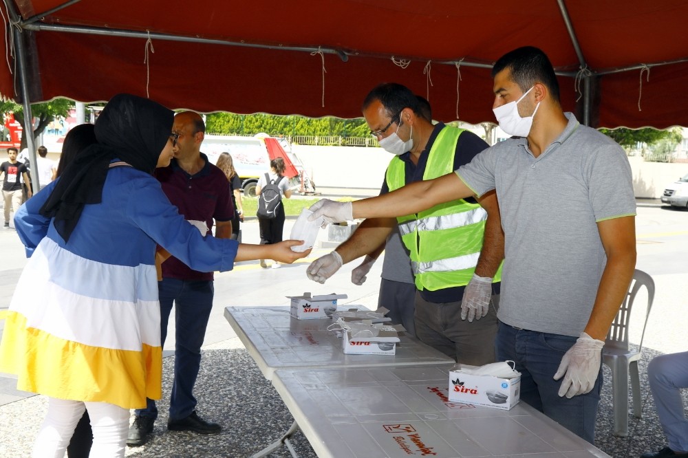 Manavgat Belediyesinden sokağa çıkan gençlere maske 