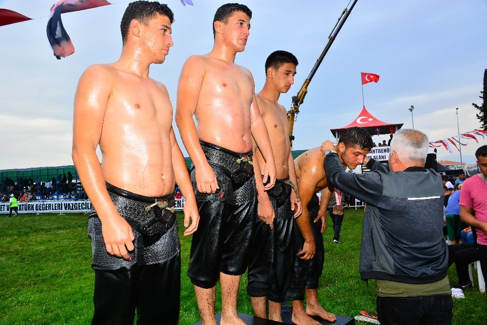 Manavgat er meydanında İkiz kardeşler rüzgarı esti 