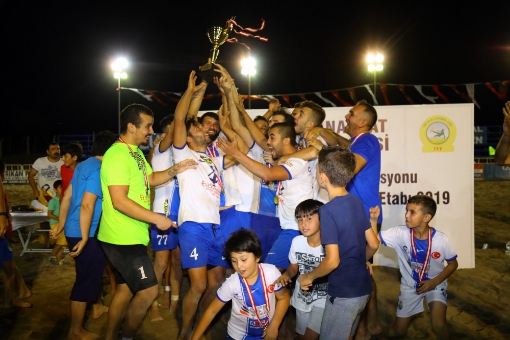 Manavgat plaj futbolunda şampiyon, elektronik market oldu 
