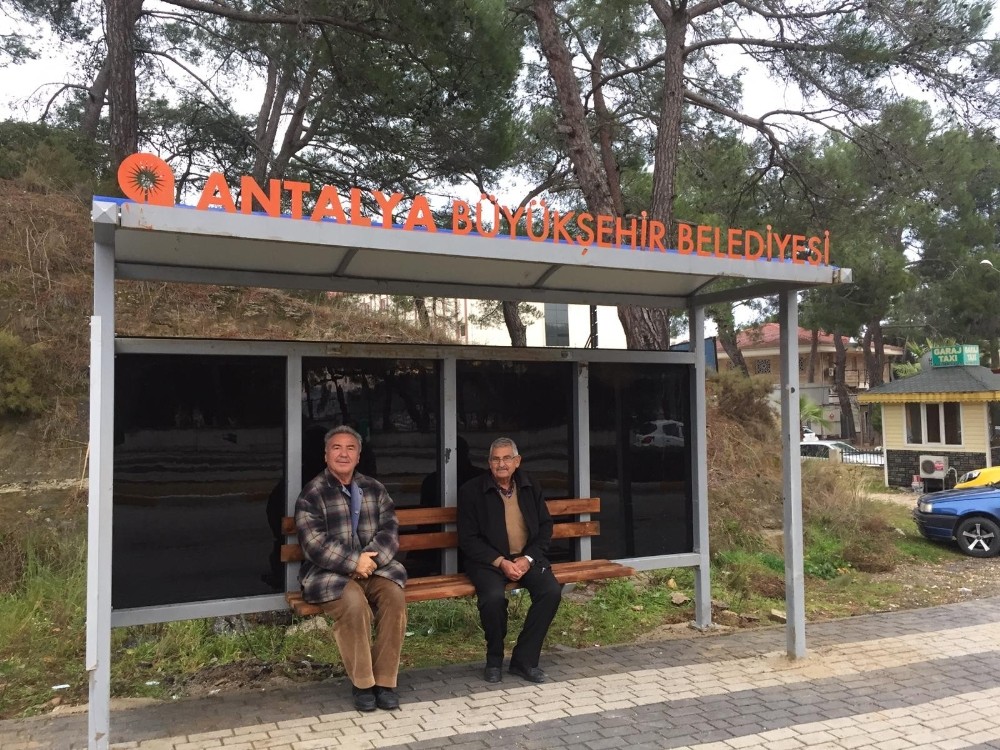 Manavgat’ta eskiyen duraklar yenilendi 