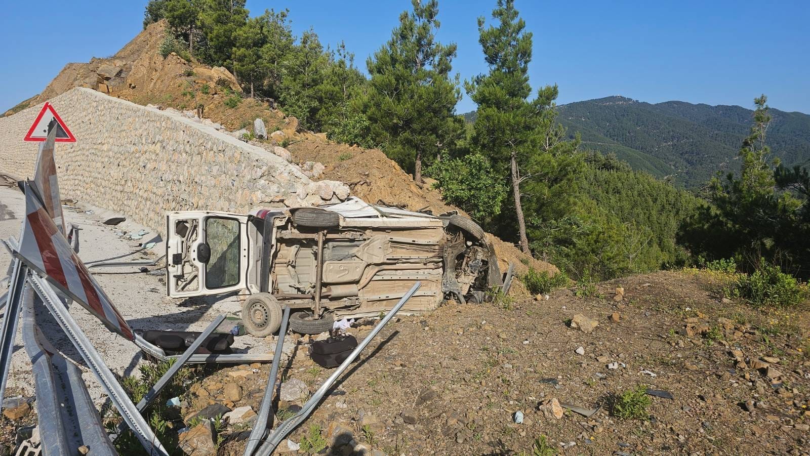 Manavgat'ta hafif ticari araç devrildi, sürücü ağır yaralandı