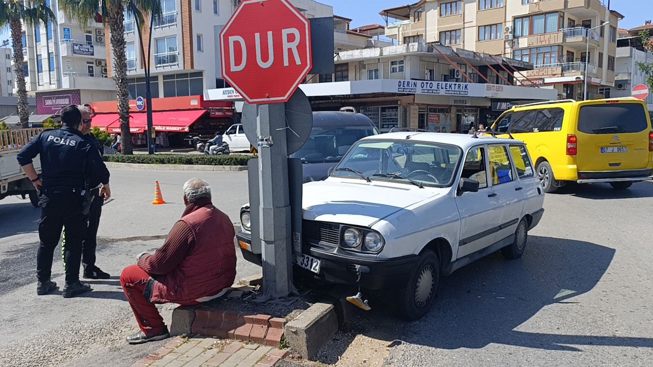 Manavgat’ta ilginç kaza! Aracı hurdaya döndü kendisi sigara molasında