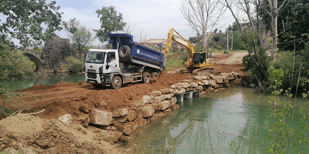Manavgat’ta Naras Çayı’na geçici köprü