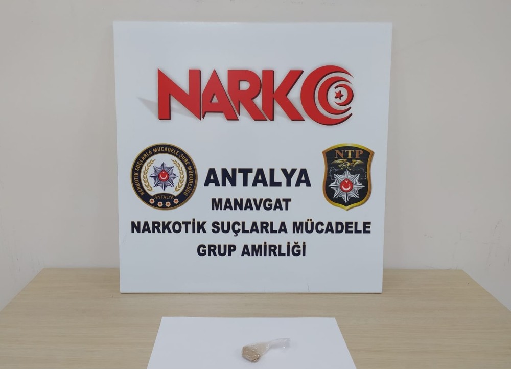 Manavgat’ta ruhsatsız tabanca ve uyuşturucu ele geçirildi 