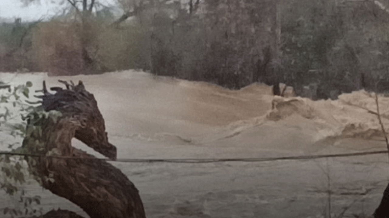 Manavgat'ta sel hayatı felç etti!