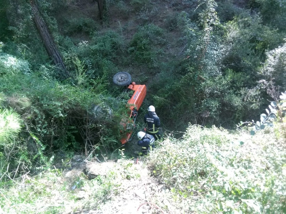 Manavgat’ta traktör uçuruma devrildi: 1 ölü, 1 yaralı 