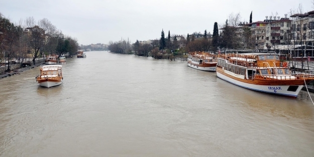 Manavgat'ta etkili yağmur sele sebep oldu