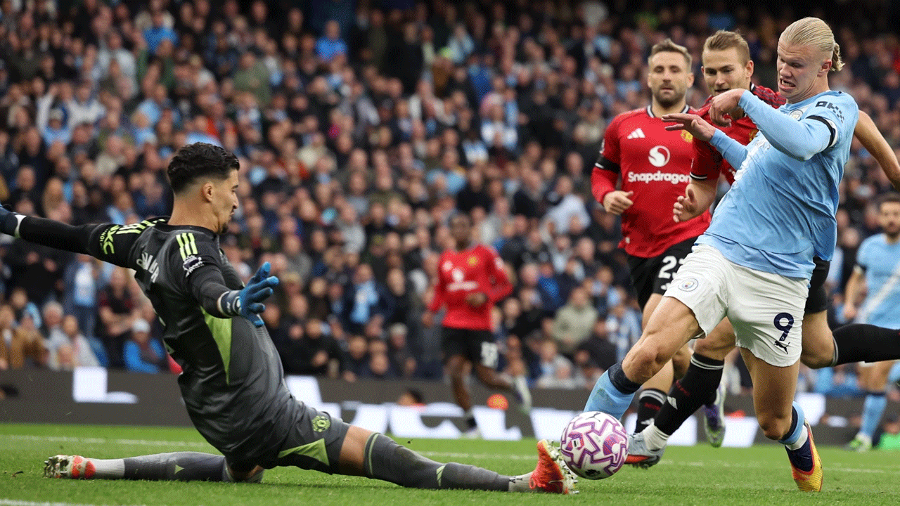 Manchester City, Manchester United'ı farklı geçti