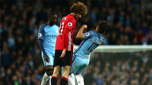 Manchester derbisinde Fellaini kırmızı kart gördü