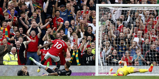 Manchester United, Arsenal'i yıktı