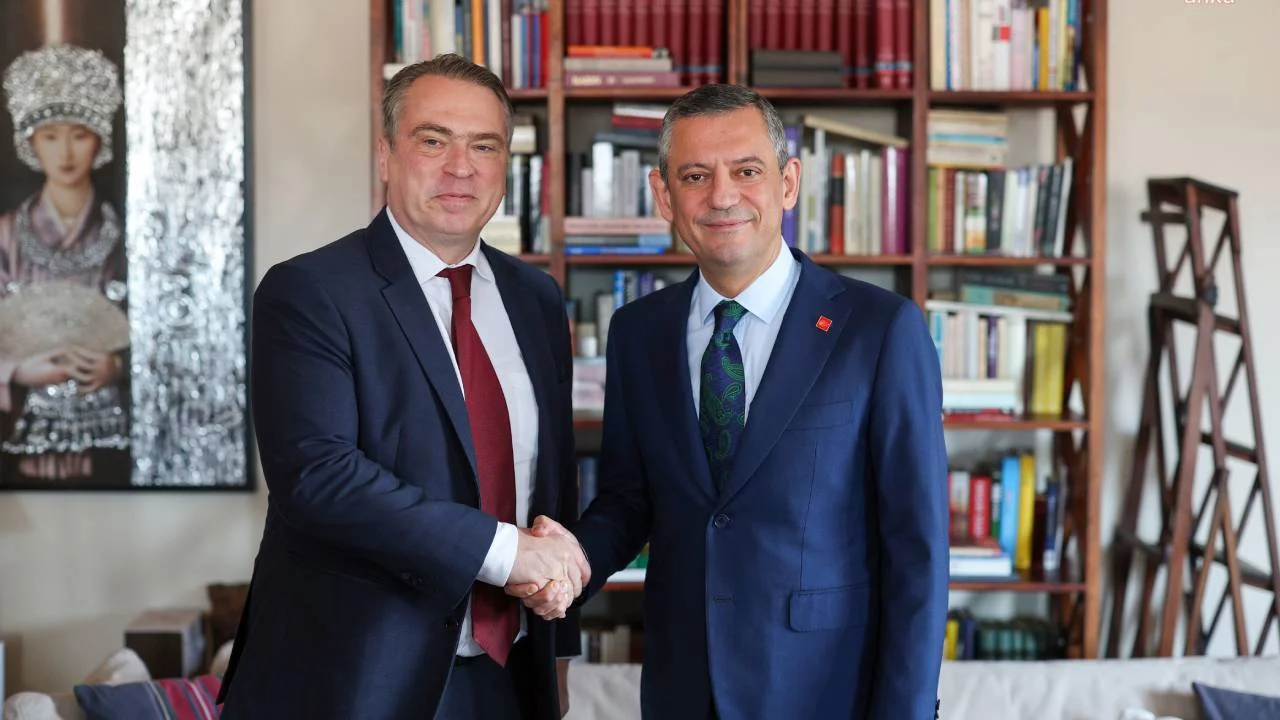 Mandacı CHP! Özel umudunu Haçlı batıya bağladı