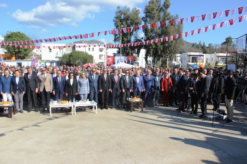 Mandalina şenliğine akın ettiler 