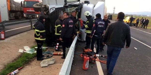 Mandalina yüklü TIR devrildi, şoför feci şekilde can verdi