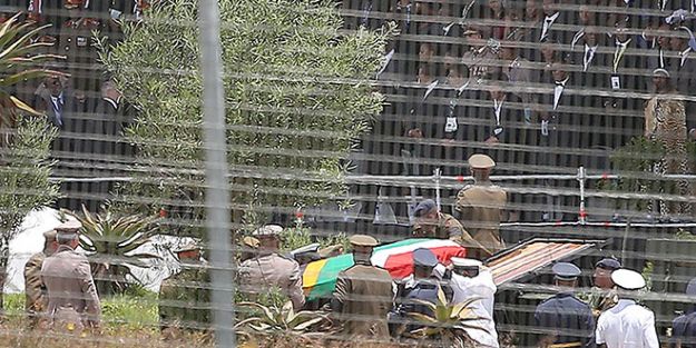 Mandela doğduğu Kunu’da, askeri törenle toprağa verildi