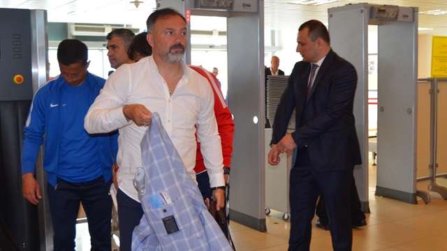 Mandıralı taraftarla kavga etti