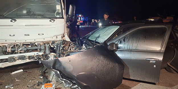 Manevra yapan otomobil vinç ile birbirine girdi