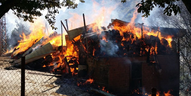 Mangal ateşi 4 evi yaktı!