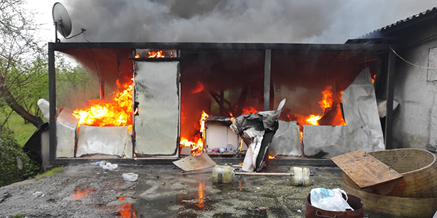 Mangal kömürü üretim tesisi alev alev yandı