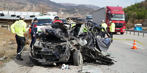 Mangan cevheri yüklü TIR'a çarptı! Ölü ve yaralılar var