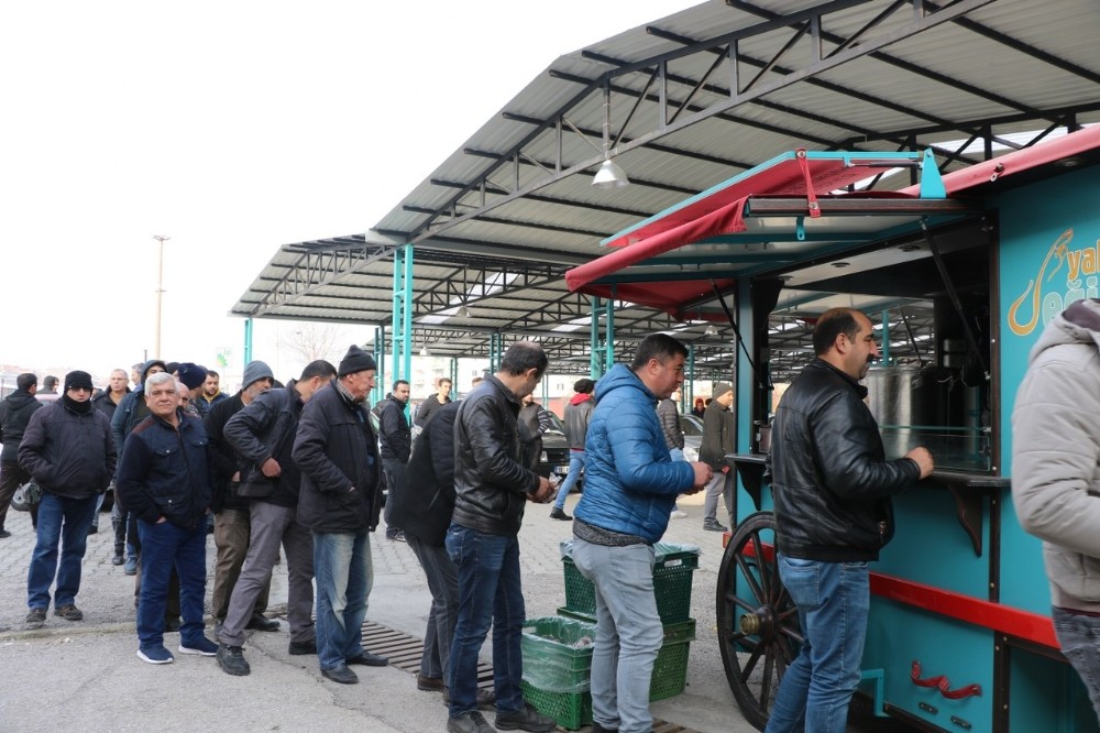 Manisa Açık Oto Pazarı sıcak çorbayla ısındı 