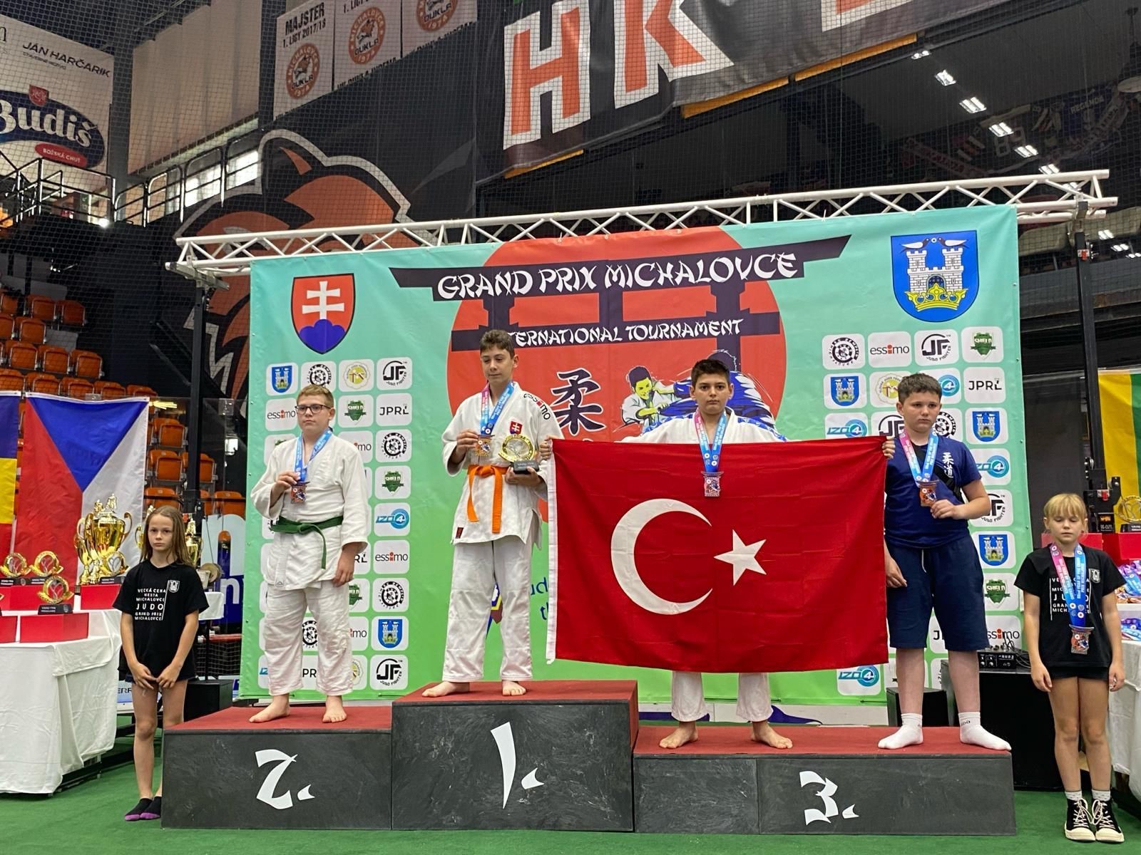 Manisa BBSK Judo takımı Slovakya’da madalyaları topladı